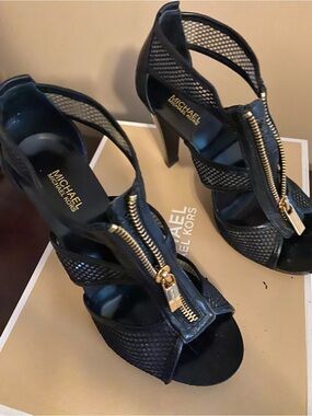 Michael Kors, Berkeley T Strap Mesh
6M comes in original box